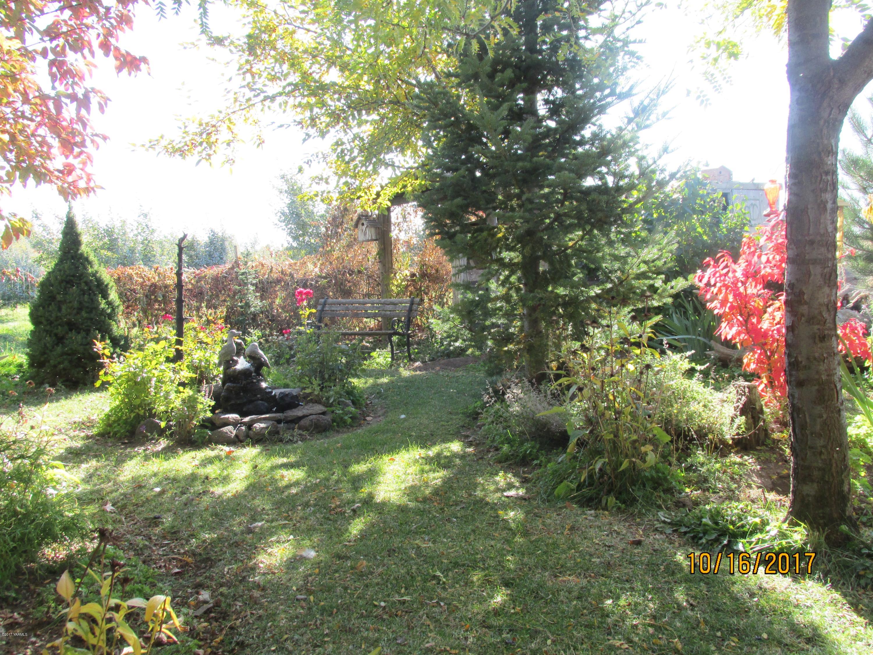 1172 North Cowiche Road Tieton, WA 98947 - Photo 20 of 46 a view of a tree in a yard