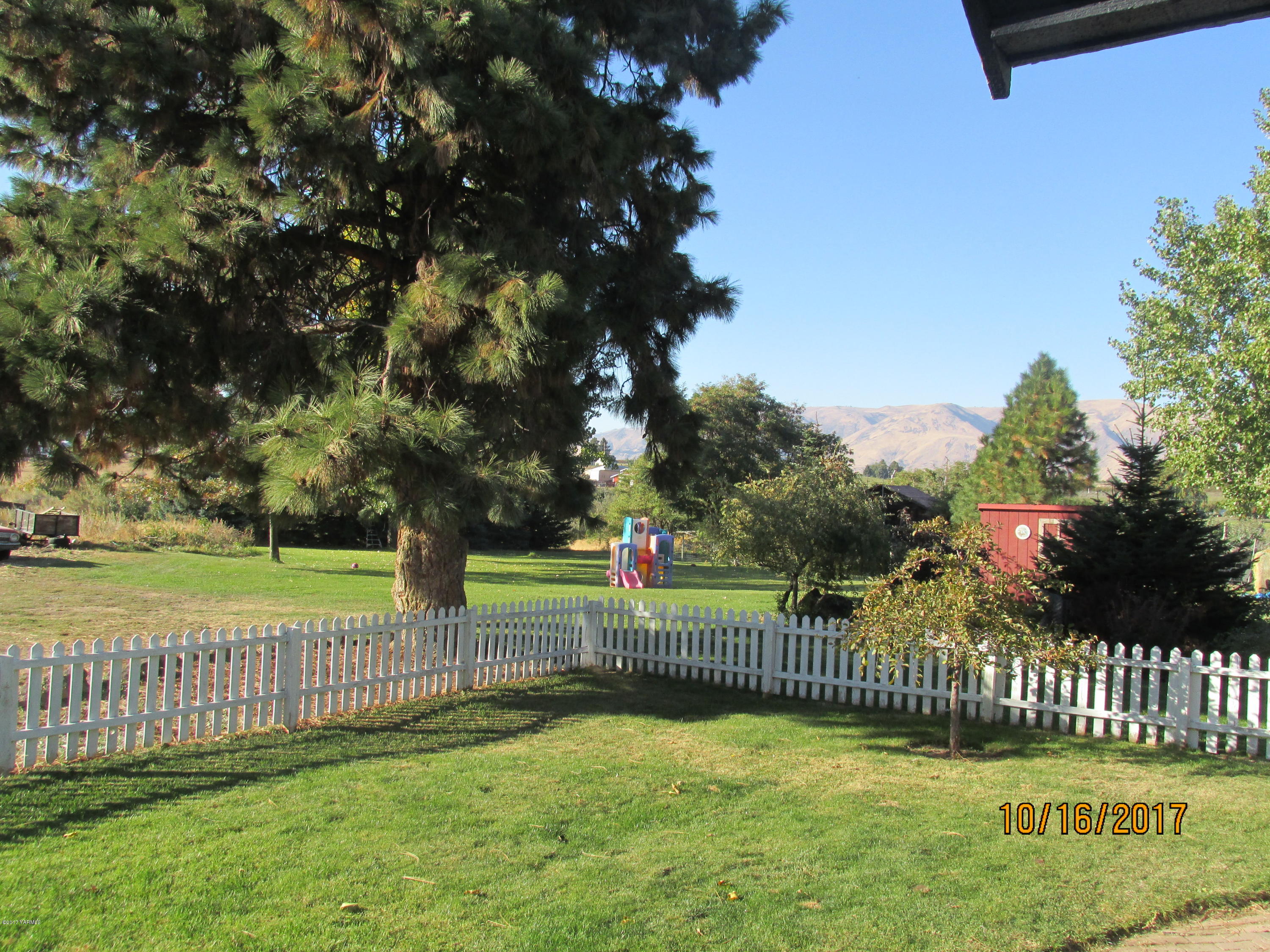 1172 North Cowiche Road Tieton, WA 98947 - Photo 3 of 46 a view of a deck with a yard