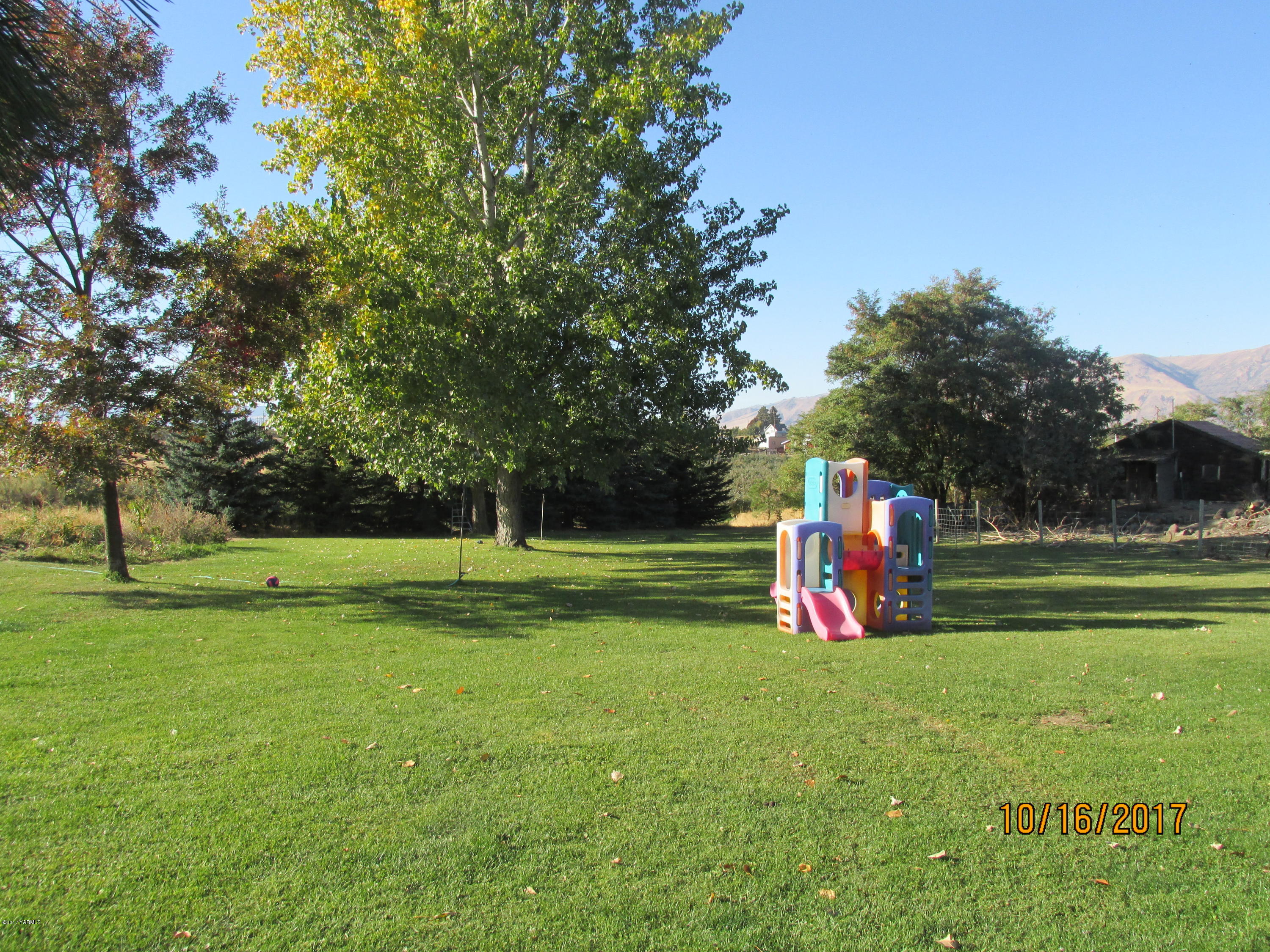 1172 North Cowiche Road Tieton, WA 98947 - Photo 25 of 46 a view of a park with large trees