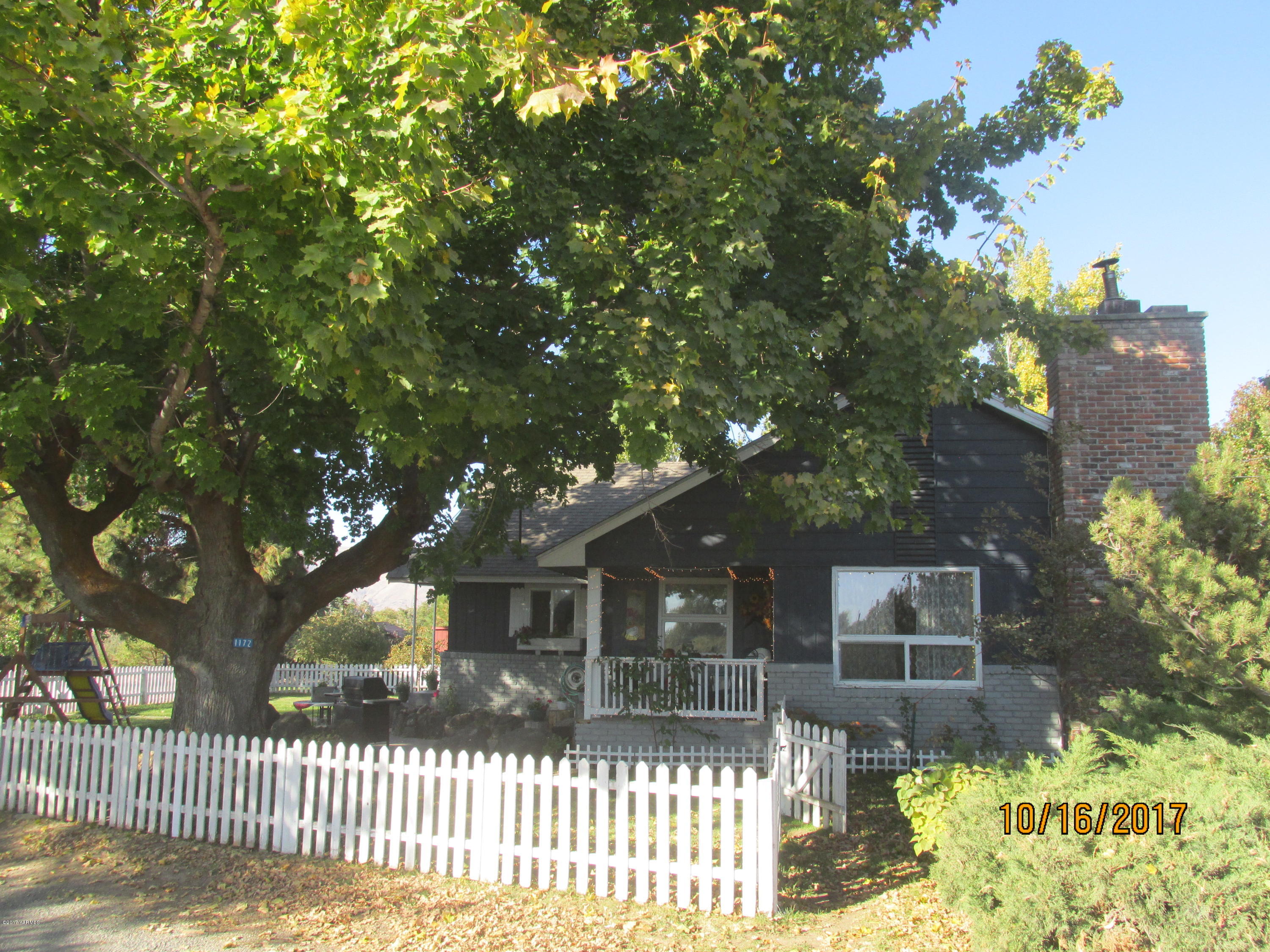 1172 North Cowiche Road Tieton, WA 98947 - Photo 30 of 46 a front view of a house with a tree
