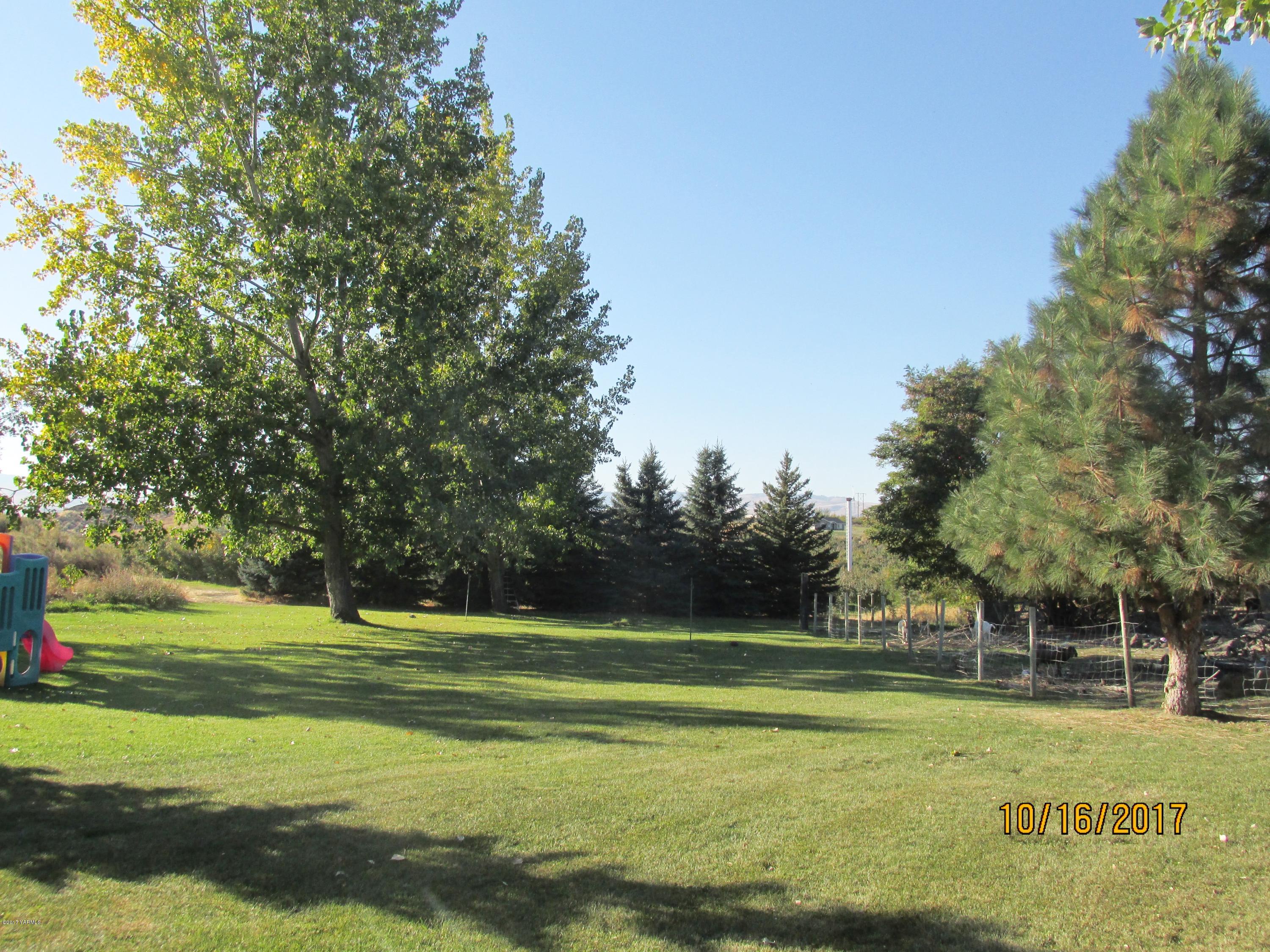 1172 North Cowiche Road Tieton, WA 98947 - Photo 4 of 46 a view of a volley ball court