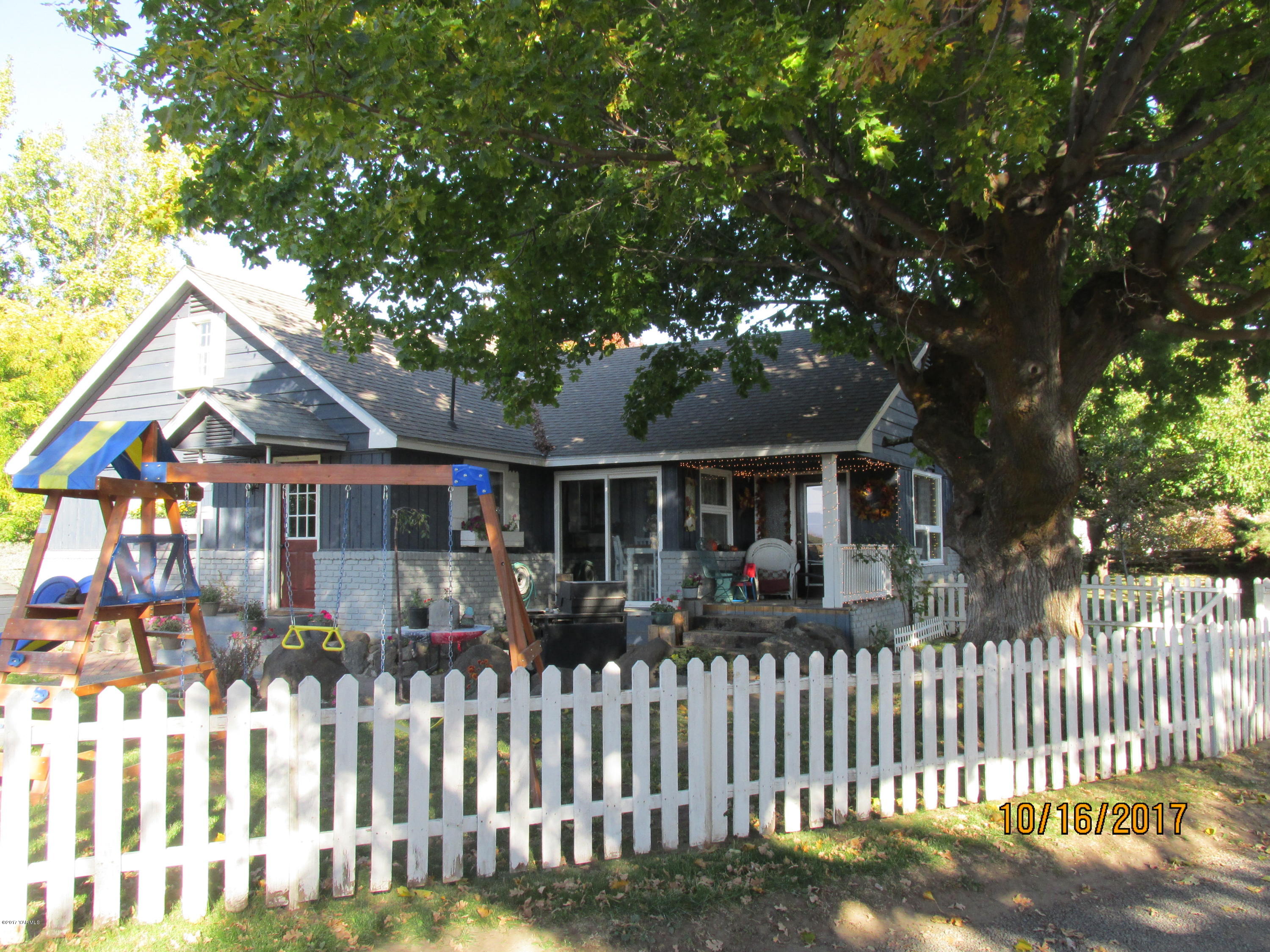 1172 North Cowiche Road Tieton, WA 98947 - Photo 35 of 46 a front view of house with wooden fence
