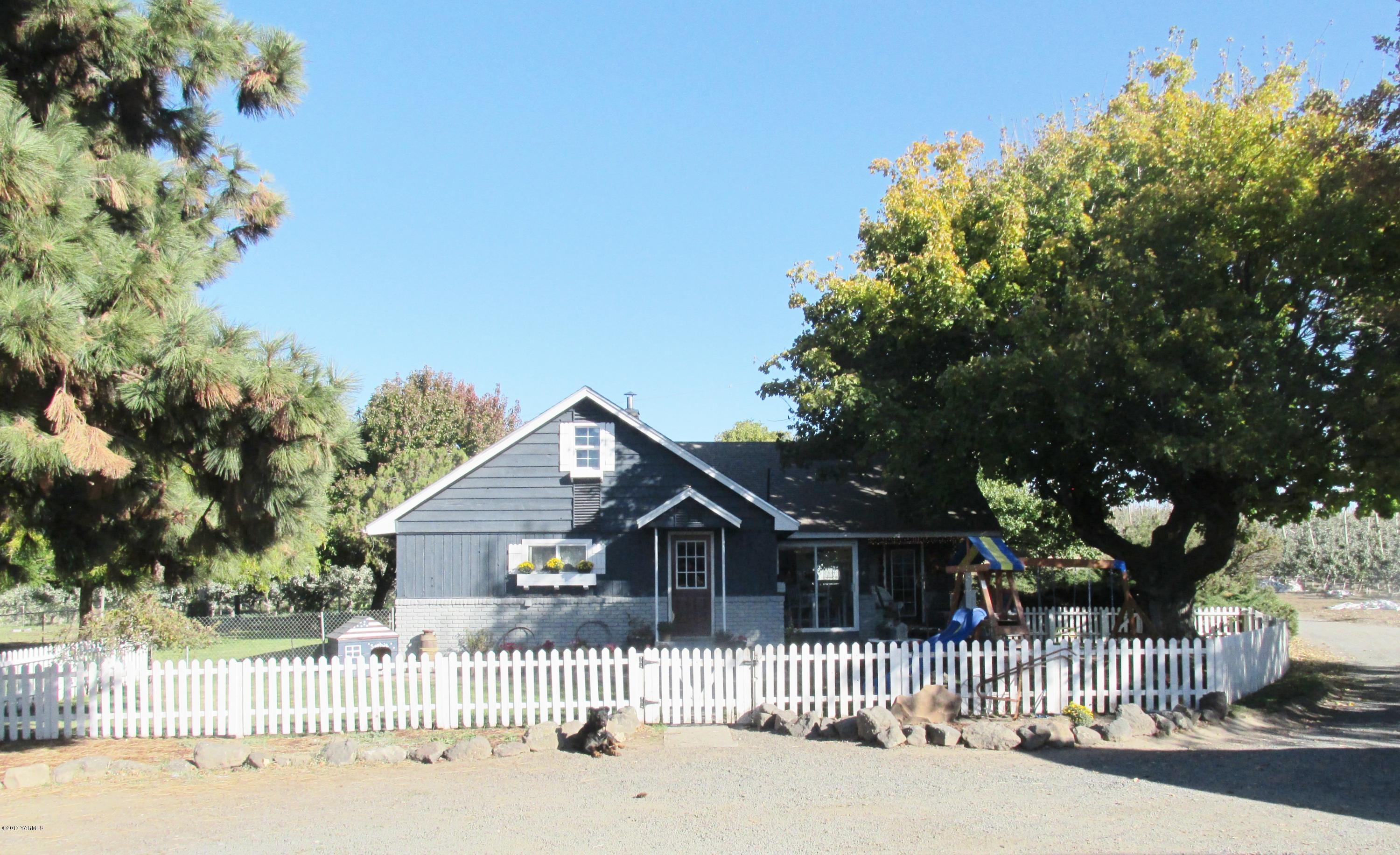 1172 North Cowiche Road Tieton, WA 98947 - Photo 40 of 46 a front view of a house with a wooden fence