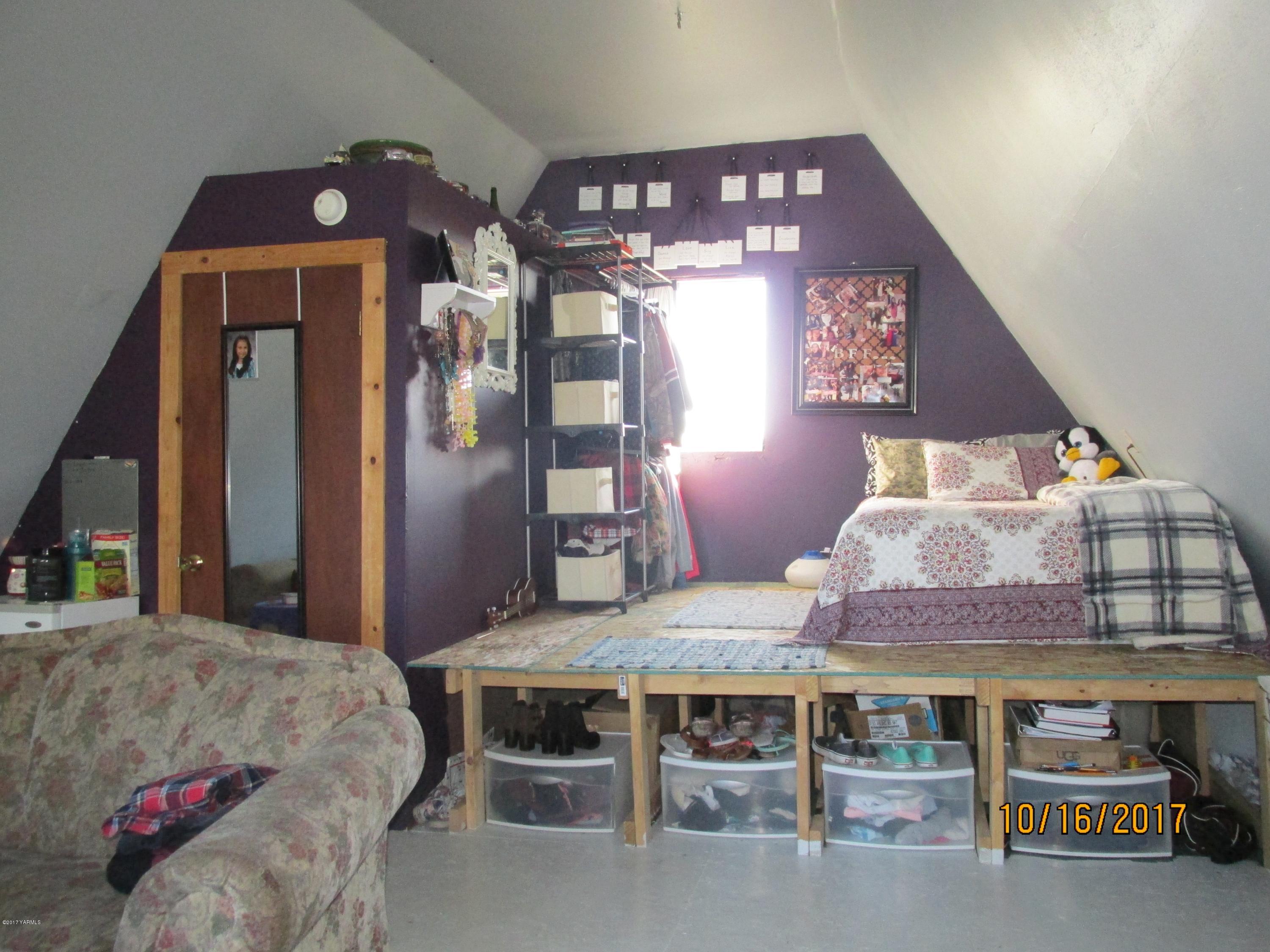 1172 North Cowiche Road Tieton, WA 98947 - Photo 46 of 46 a bed room with furniture and a table