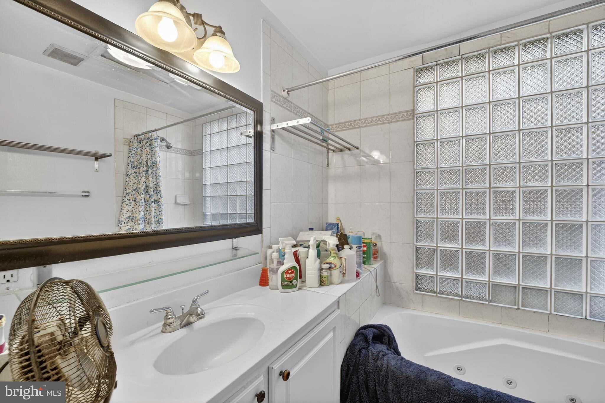 1911 8th Street Northwest Washington, DC 20001 - Photo 5 of 19 bathroom