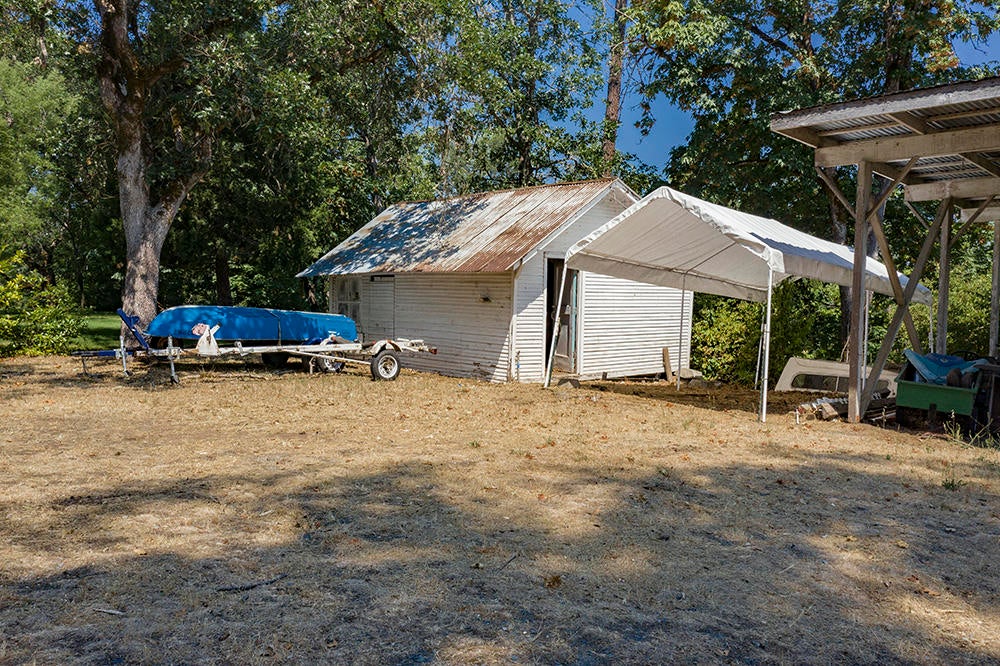 4028 Leonard Road Grants Pass, OR 97527 - Photo 13 of 26 11