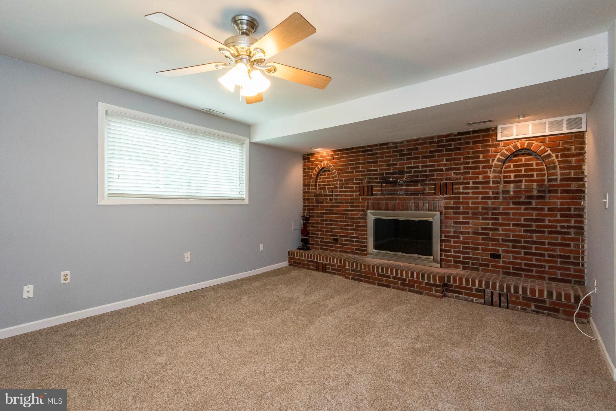 703 Londontown Road Edgewater, MD 21037 - Photo 10 of 28 Living Room