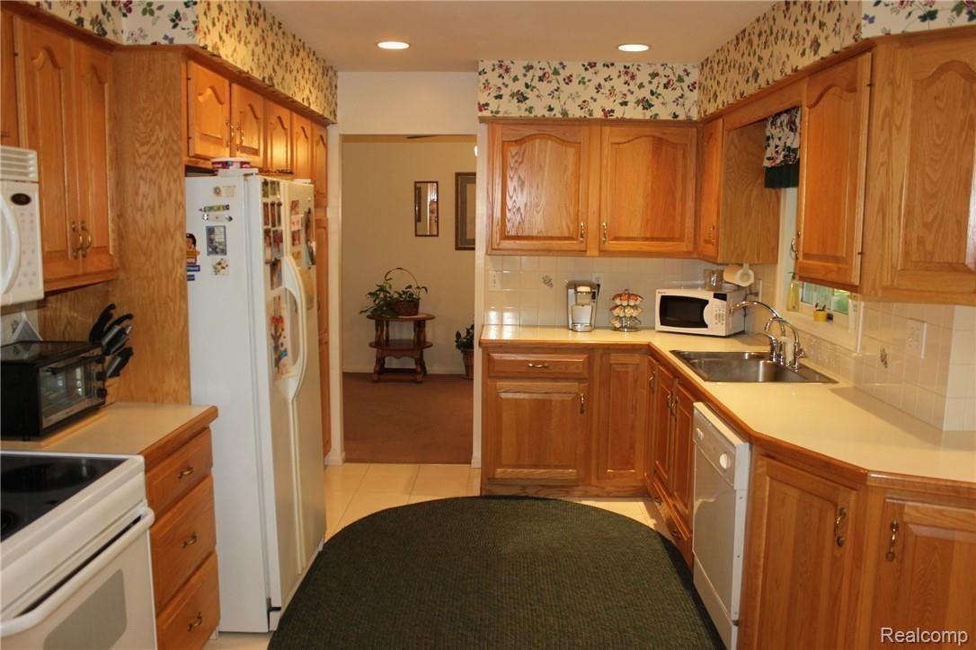 5482 East Coldwater Road Flint, MI 48506 - Photo 3 of 34 IMG_8363.JPG