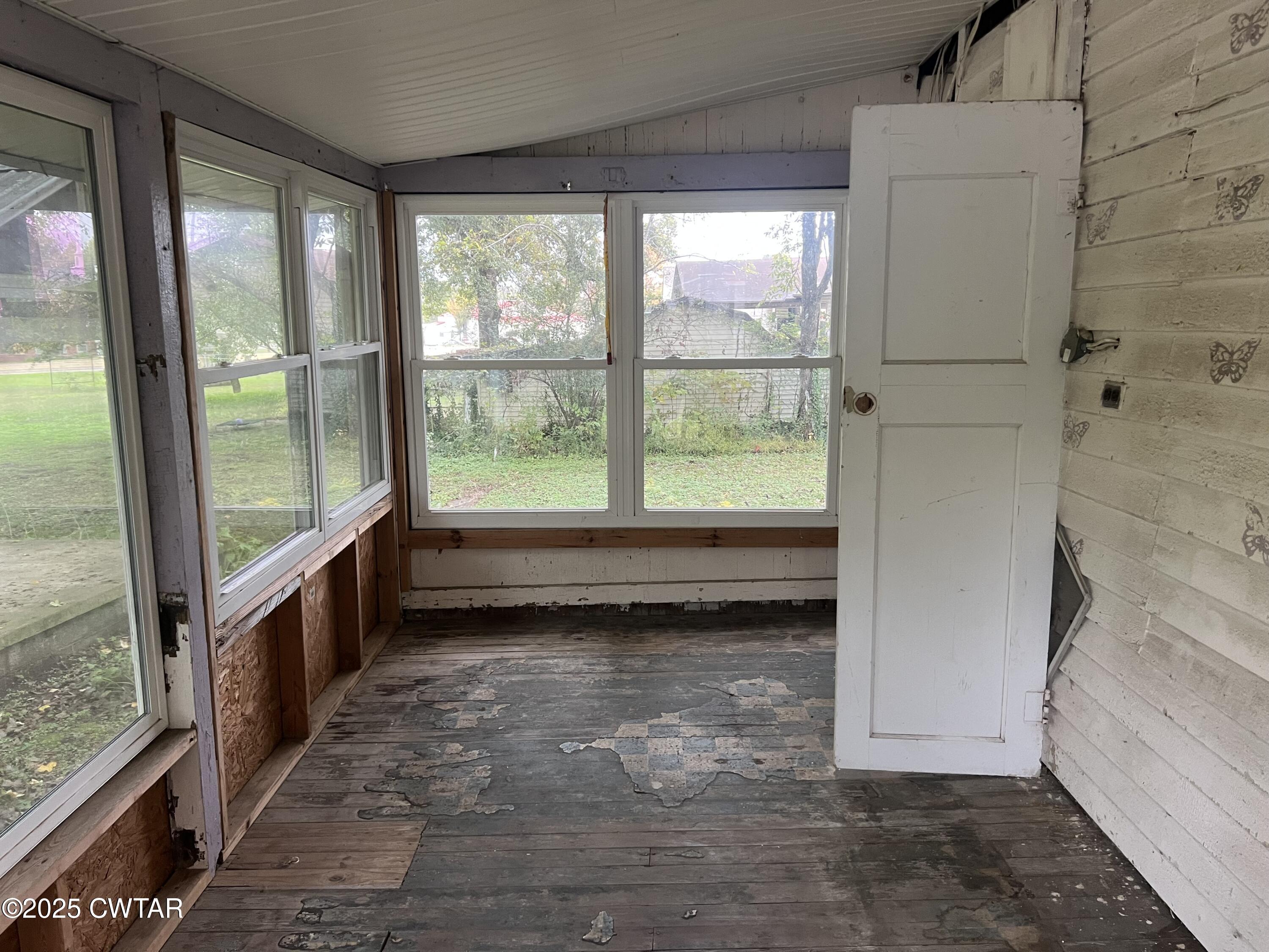 117 South Main Street Gibson, TN 38343 - Photo 39 of 40 a view of hallway with window