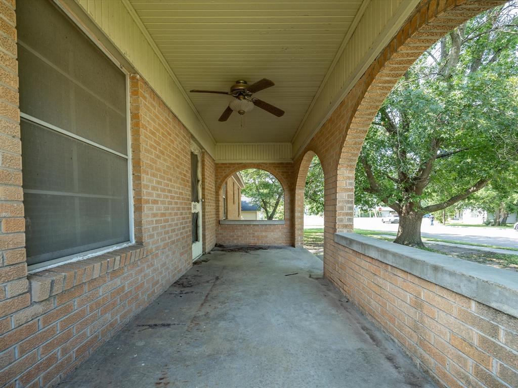901 South College Avenue Decatur, TX 76234 - Photo 4 of 38 Sprawling front porch