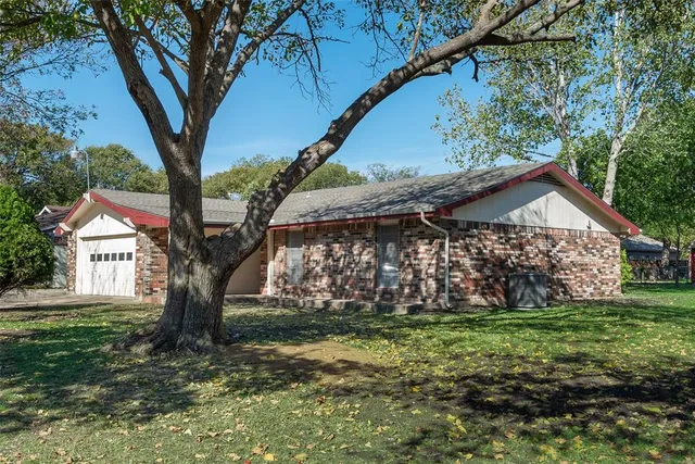 a view of a house with a yard