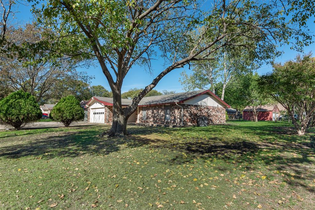 703 Rolling Ridge Lane Duncanville, TX 75116 - Photo 33 of 38 View of front of house featuring a front lawn and driveway