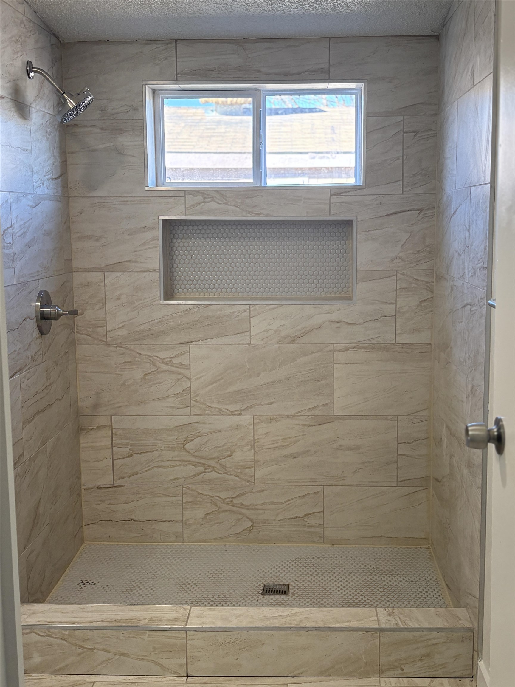 424 32 Road, Unit 374 Clifton, CO 81520 - Photo 6 of 11 a bathroom with a window