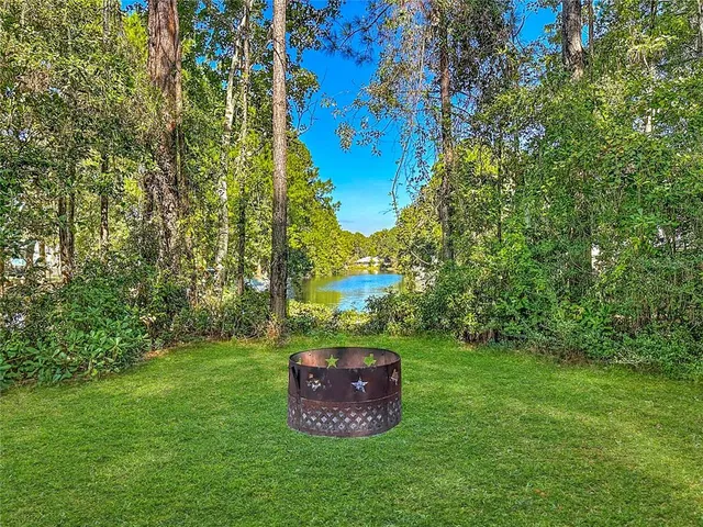 a view of a backyard