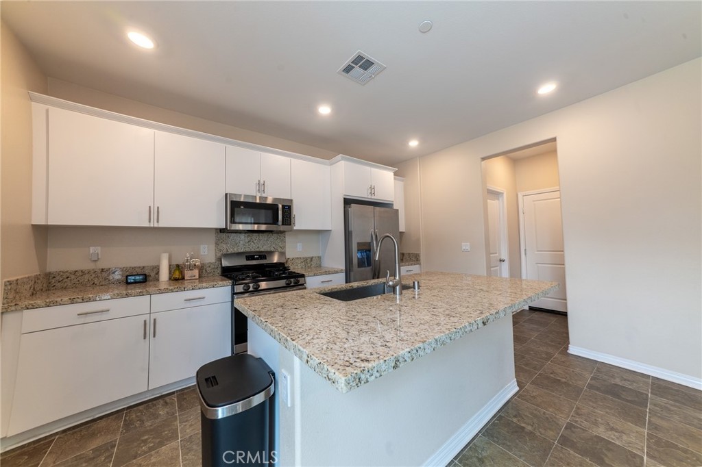 2464 Gunner Ridge Way Rialto, CA 92377 - Photo 8 of 42