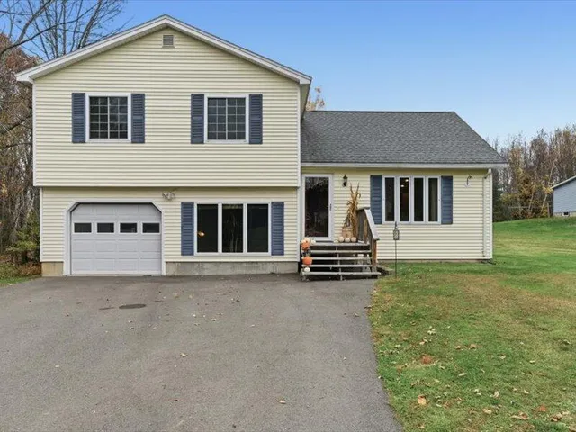 $395,000 | 21 Maple Leaf Lane, Hermon, ME 04401