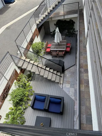 a view of entryway with outdoor area