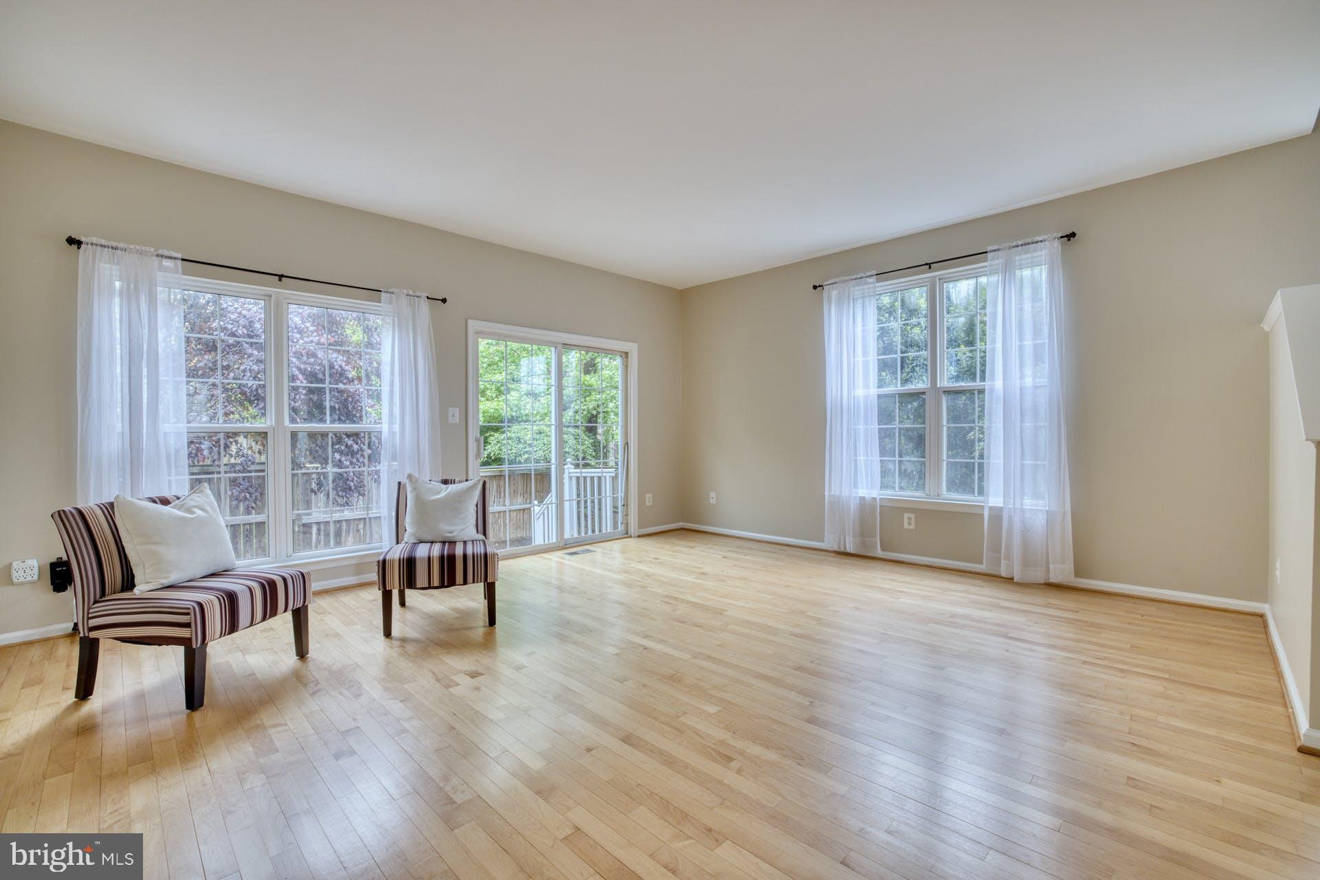 11482 Heritage Commons Way Reston, VA 20194 - Photo 15 of 32 Living room w/walkout to patio & yard