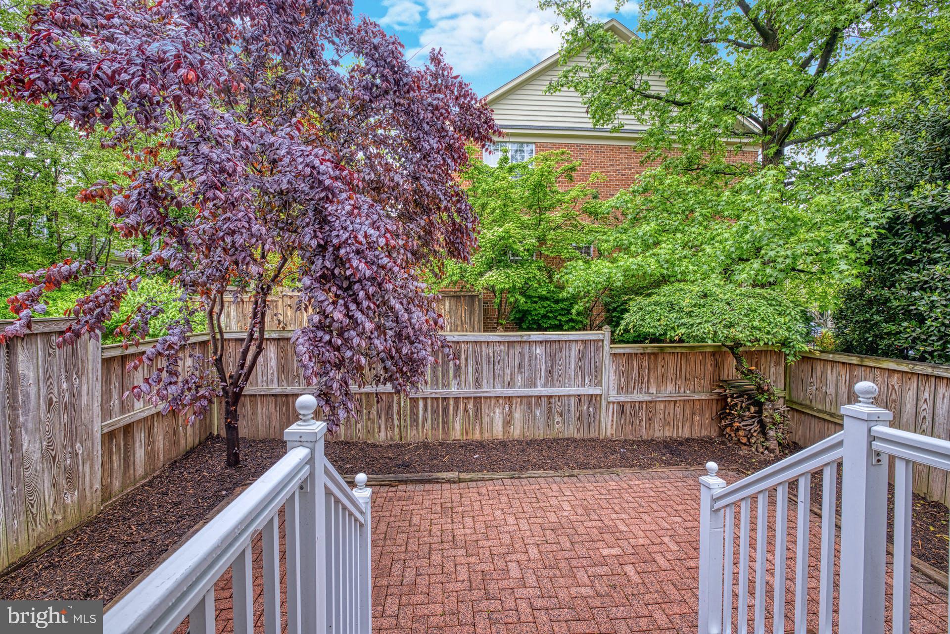 11482 Heritage Commons Way Reston, VA 20194 - Photo 28 of 32 Fenced yard