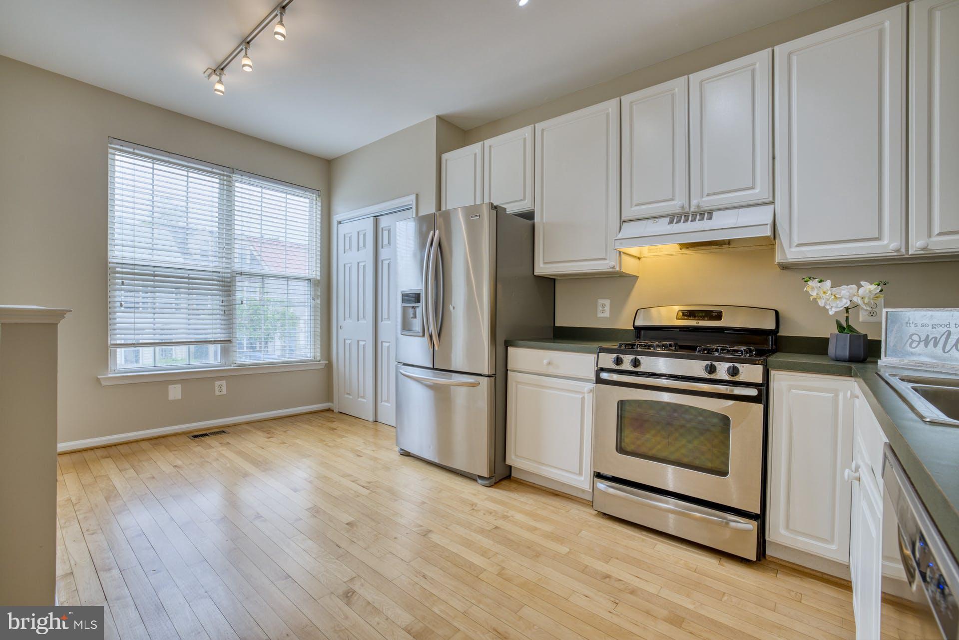 11482 Heritage Commons Way Reston, VA 20194 - Photo 6 of 32 Kitchen equipped w/stainless steel appliances