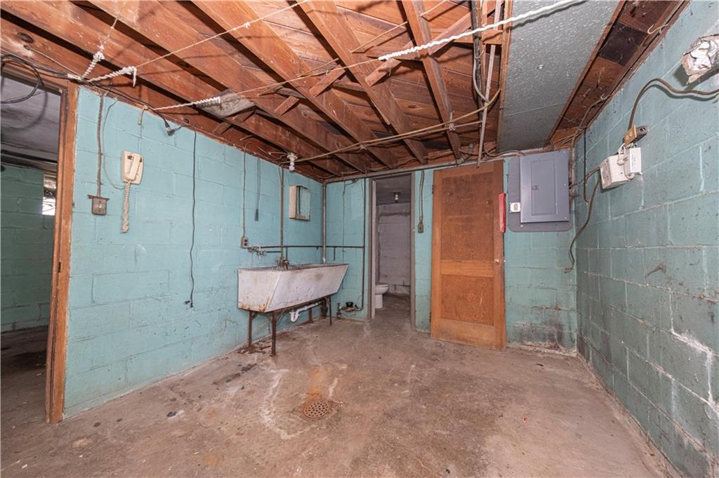 939 Delevan Street Pittsburgh, PA 15217 - Photo 23 of 36 a view of a room with a small space