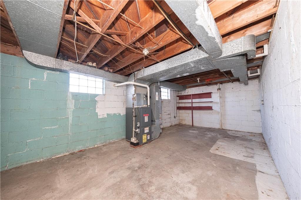 939 Delevan Street Pittsburgh, PA 15217 - Photo 25 of 36 a view of empty room with air conditioner and window
