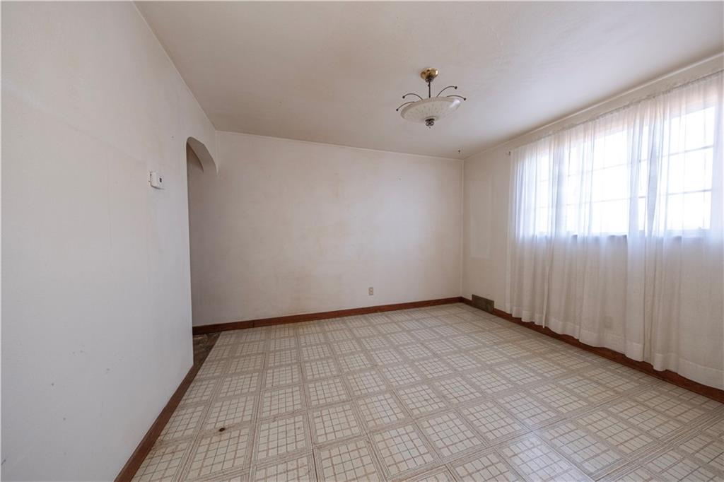 939 Delevan Street Pittsburgh, PA 15217 - Photo 9 of 36 an empty room with windows