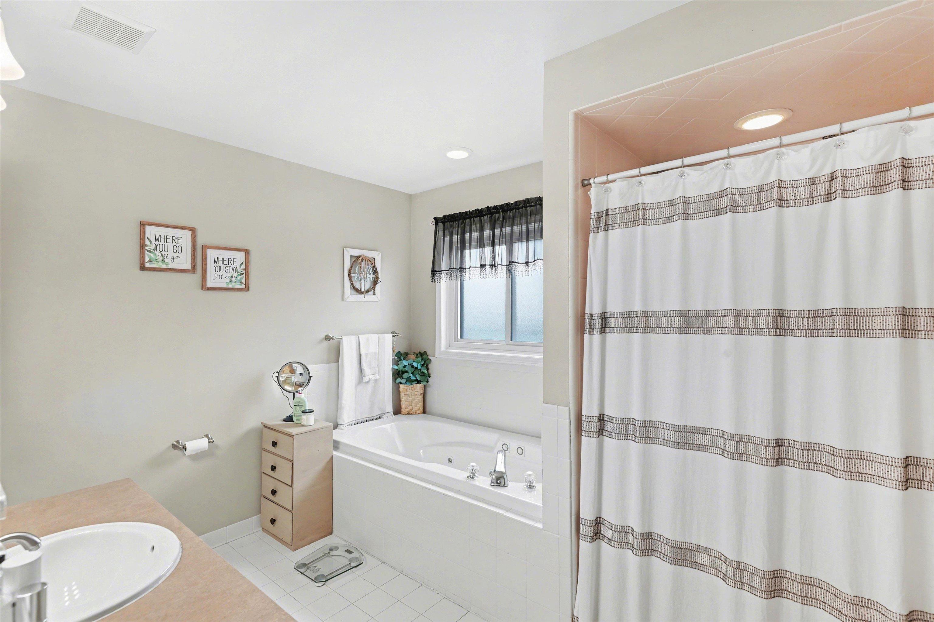 21368 Rome Drive Macomb, MI 48044 - Photo 23 of 37 50201290-b6e34934-efaf-4a89-b1b5-4c573055b434.JPG