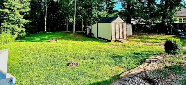 a view of yard with green space