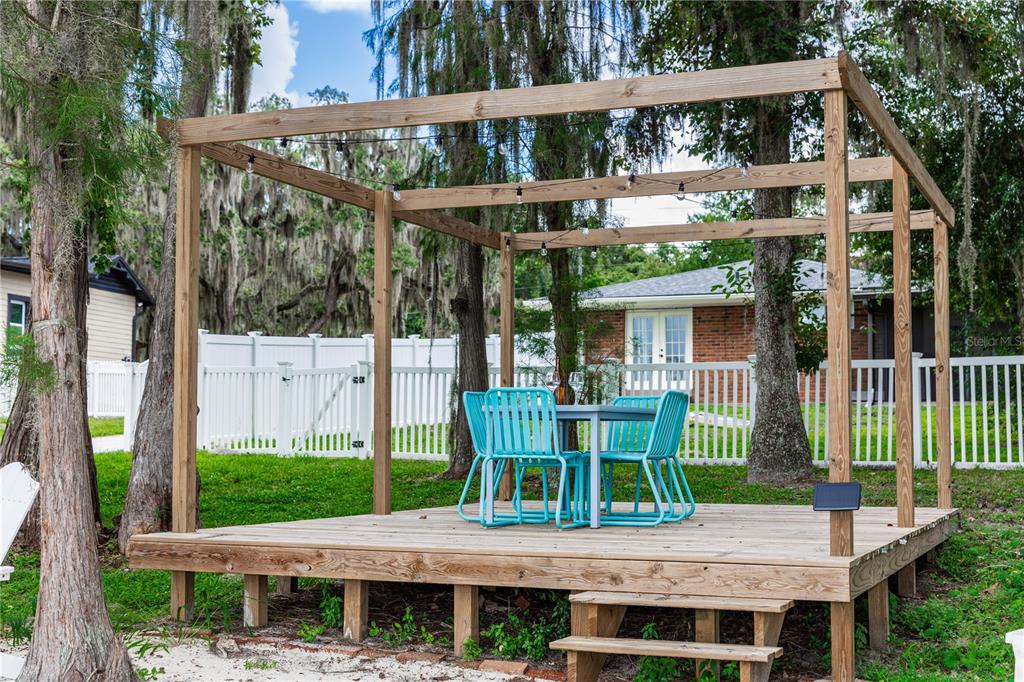 5584 North Dean Road Orlando, FL 32817 - Photo 33 of 39 a view of a chair and table in the patio