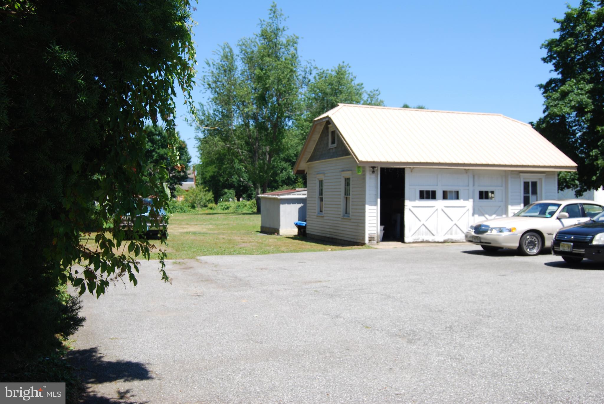 409 Kings Highway Mickleton, NJ 08056 - Photo 10 of 34 Expansive driveway & extended rear of property.