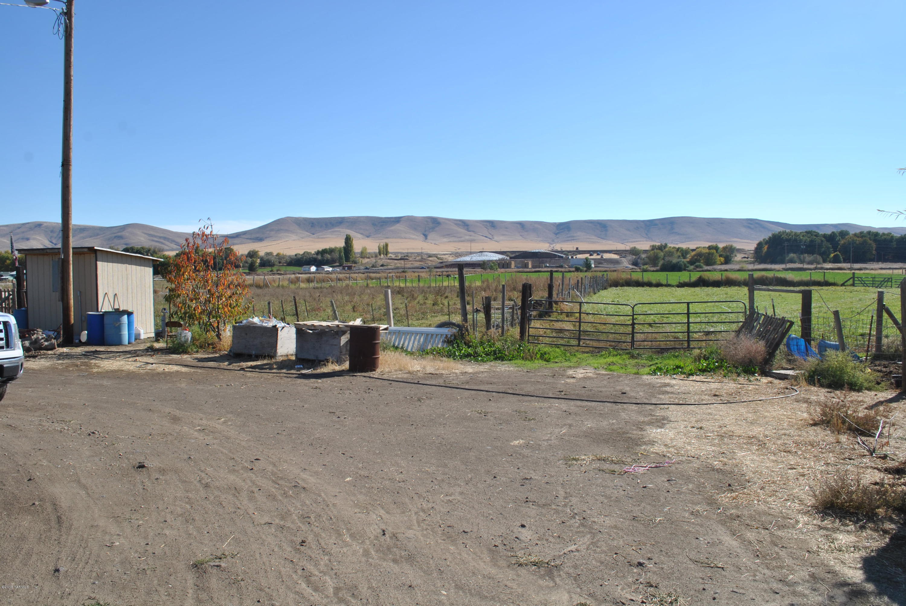 Sr-22 Bus Road Mabton, WA 98935 - Photo 14 of 15 a view of a road with a yard