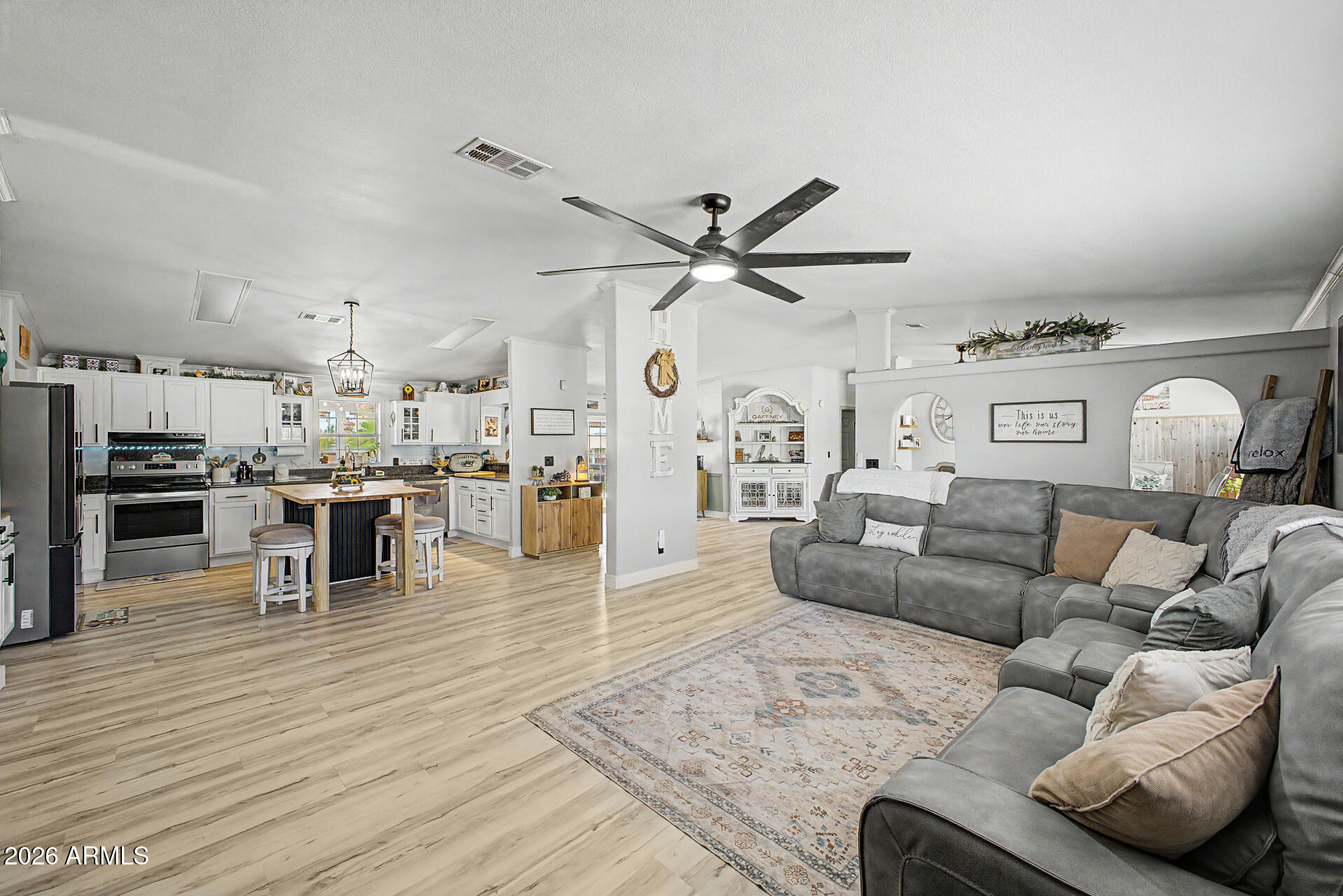 9815 East Brown Road Mesa, AZ 85207 - Photo 7 of 31 Living Room