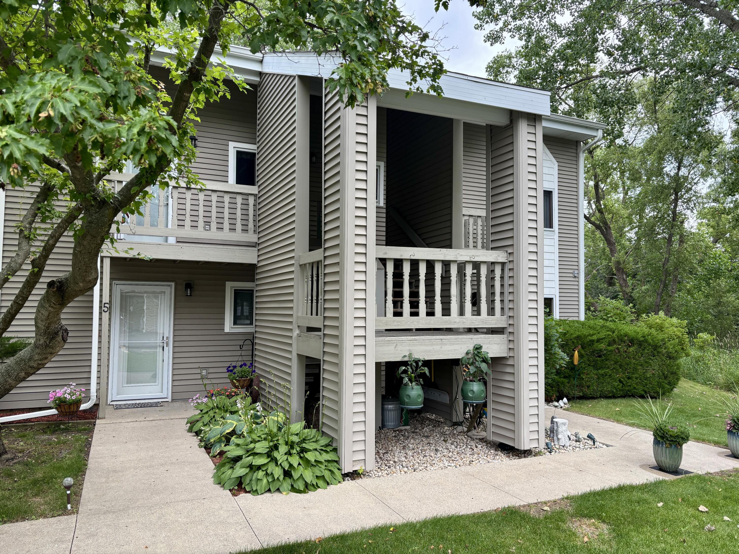 717 East Lakeview Road, Unit 8 Juneau, WI 53039 - Photo 1 of 33 IMG_7908