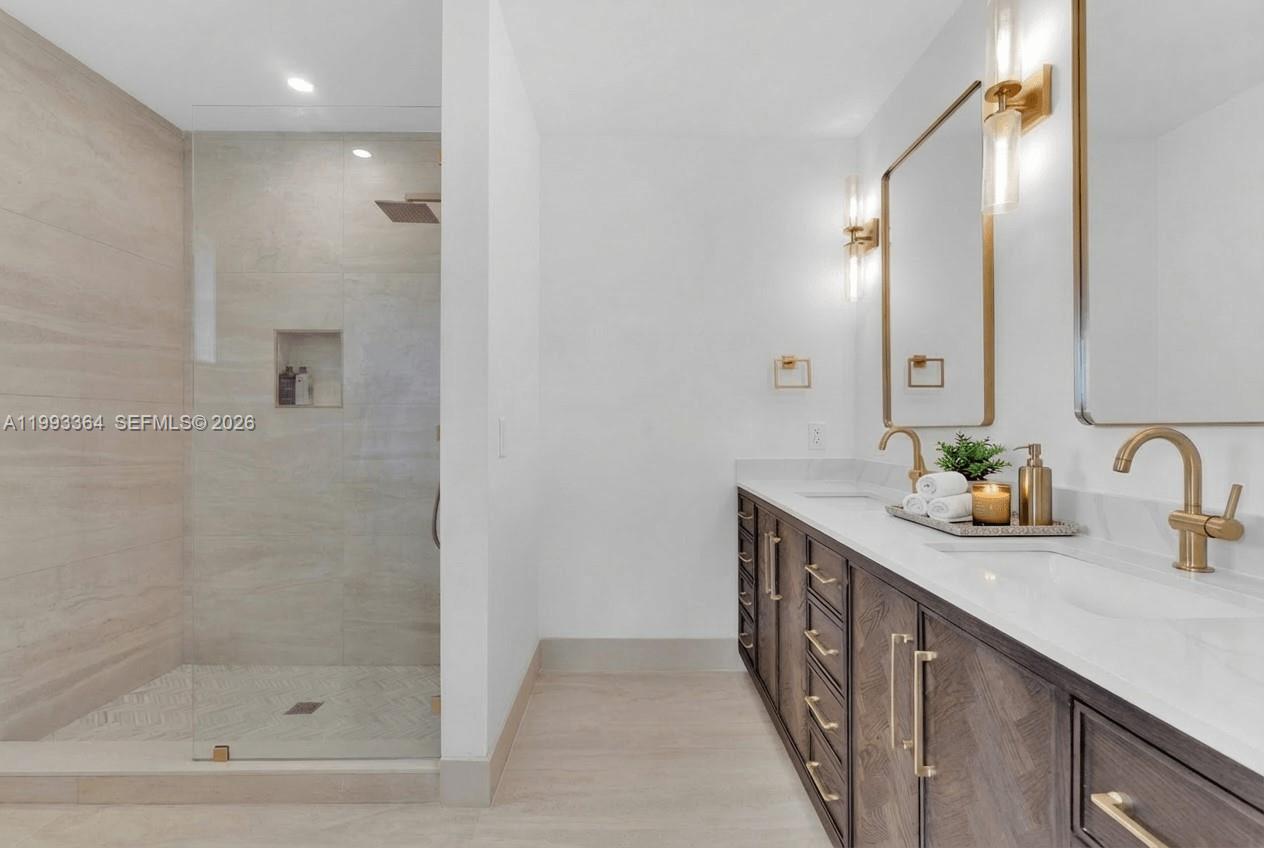 456 Southwest 20th Road, Unit 458 Miami, FL 33129 - Photo 13 of 37 Master Bath