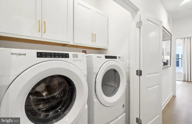 a close up view of a washer and dryer