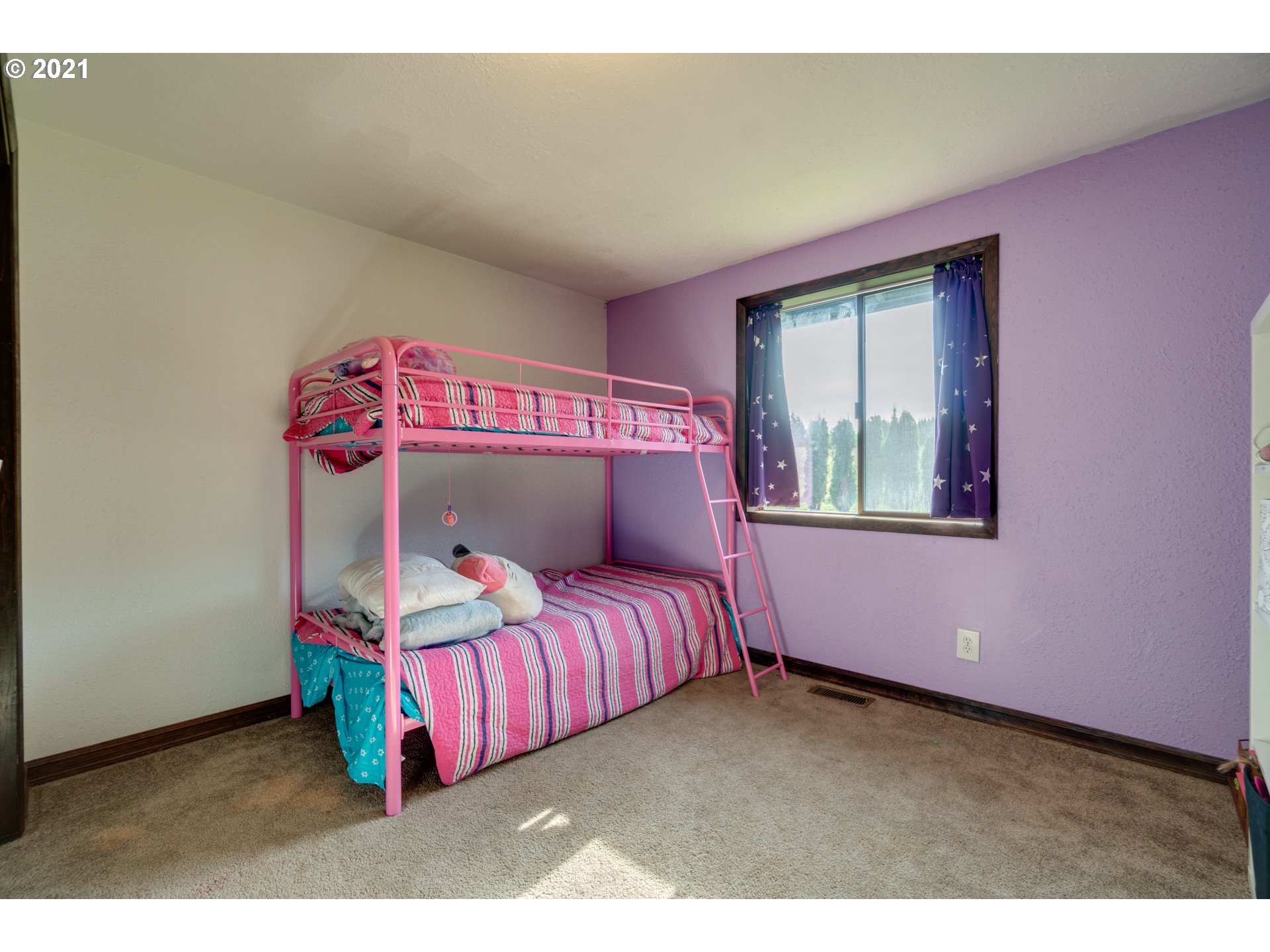 15587 South Pierce Road Molalla, OR 97038 - Photo 12 of 28 a bedroom with a bed and a window