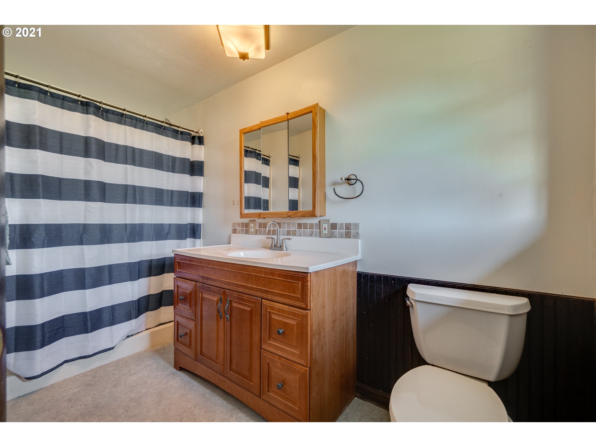 15587 South Pierce Road Molalla, OR 97038 - Photo 13 of 28 a bathroom with a sink and a mirror