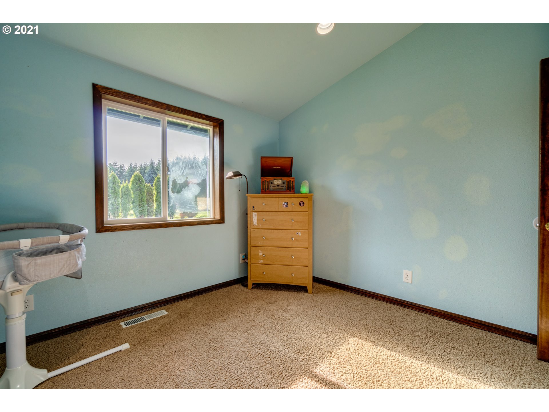 15587 South Pierce Road Molalla, OR 97038 - Photo 14 of 28 a room with a window