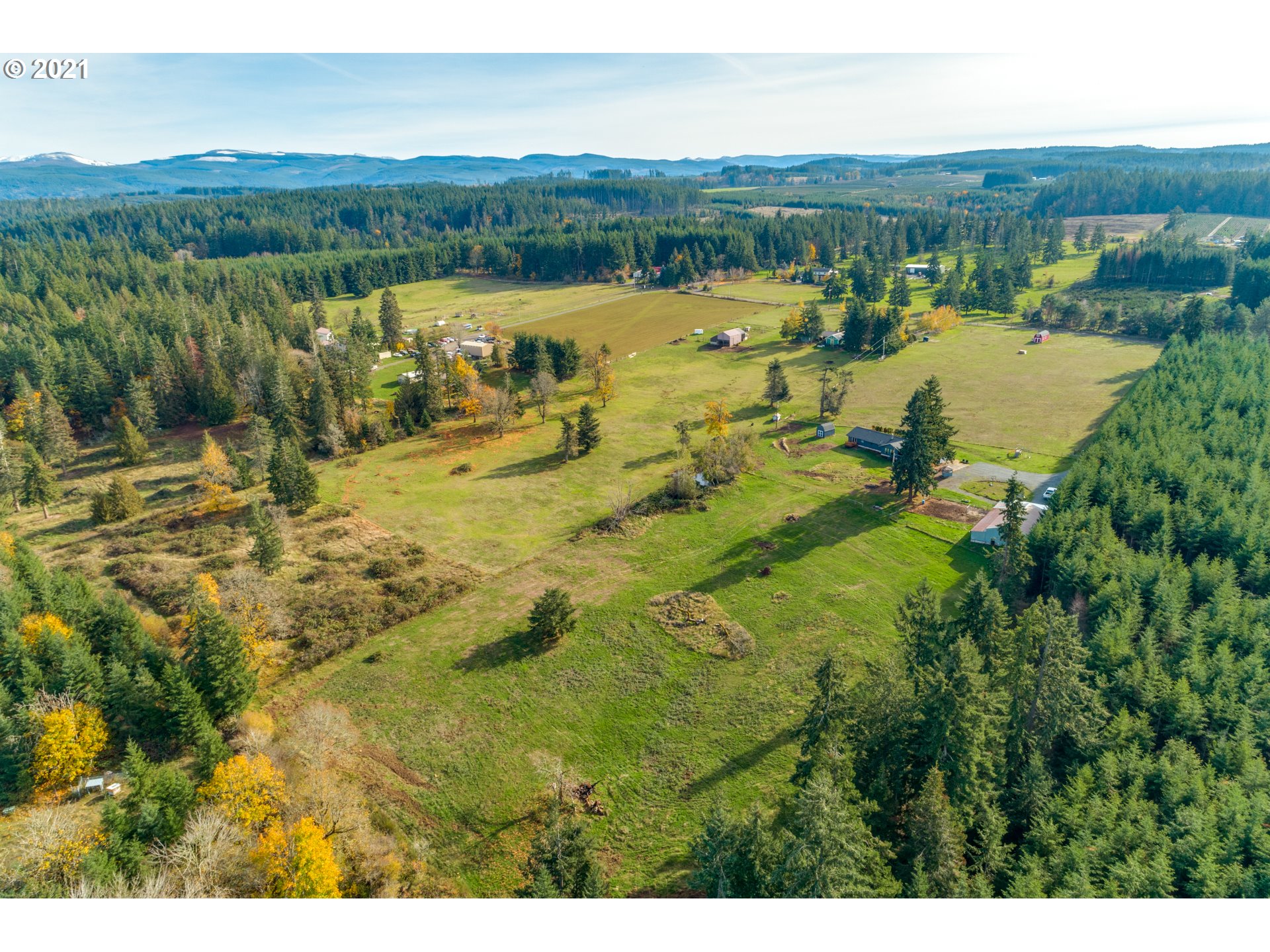 15587 South Pierce Road Molalla, OR 97038 - Photo 19 of 28 a view of a lake with a mountain