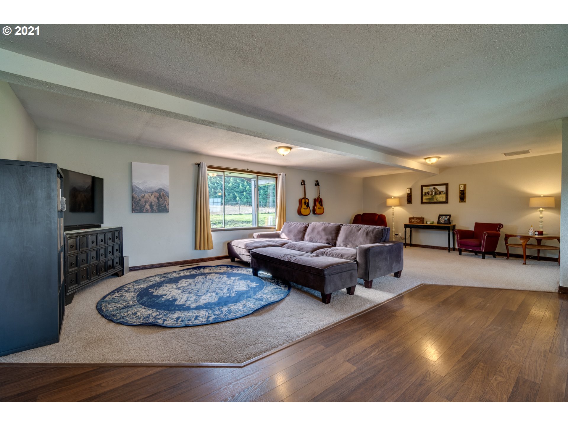 15587 South Pierce Road Molalla, OR 97038 - Photo 4 of 28 a living room with furniture and a wooden floor