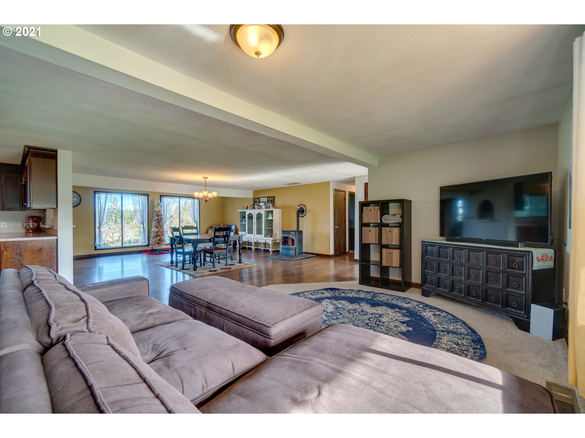 15587 South Pierce Road Molalla, OR 97038 - Photo 6 of 28 a living room with furniture and a flat screen tv