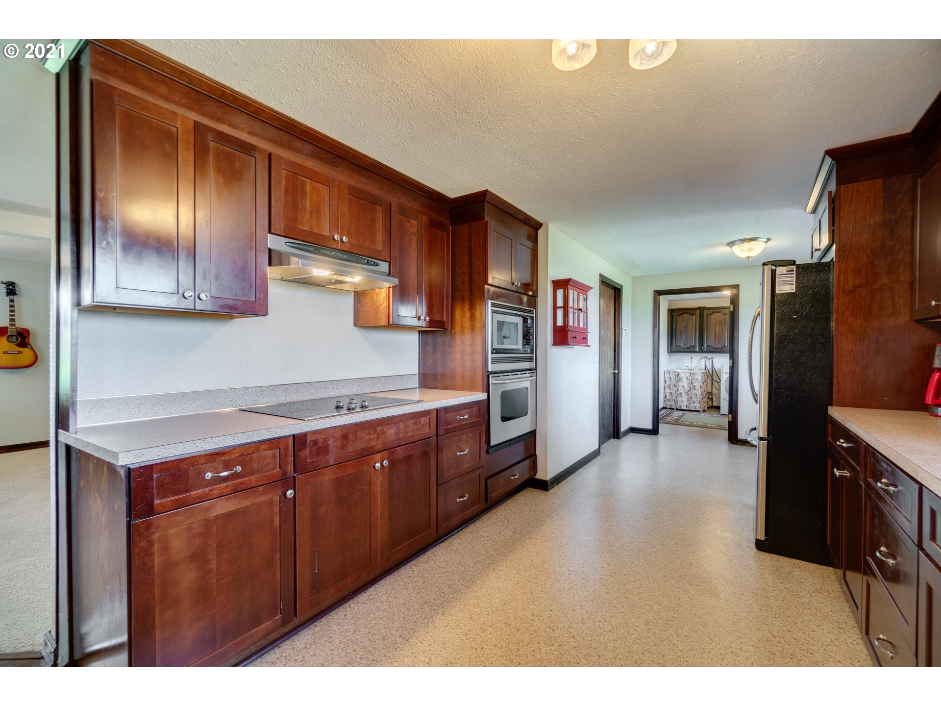 15587 South Pierce Road Molalla, OR 97038 - Photo 8 of 28 a kitchen with stainless steel appliances granite countertop a refrigerator a stove and a sink