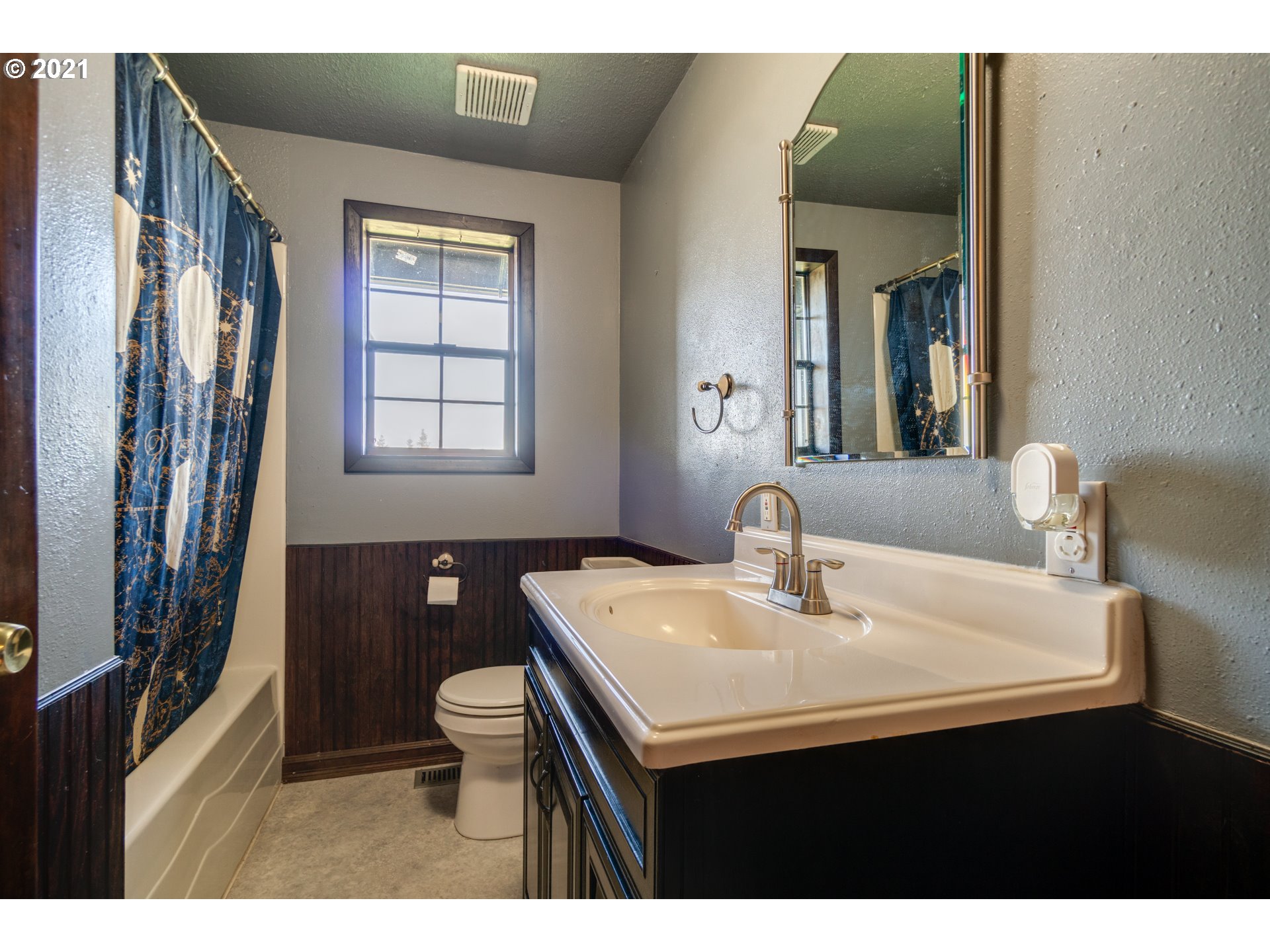 15587 South Pierce Road Molalla, OR 97038 - Photo 10 of 28 a bathroom with a sink a toilet and a mirror