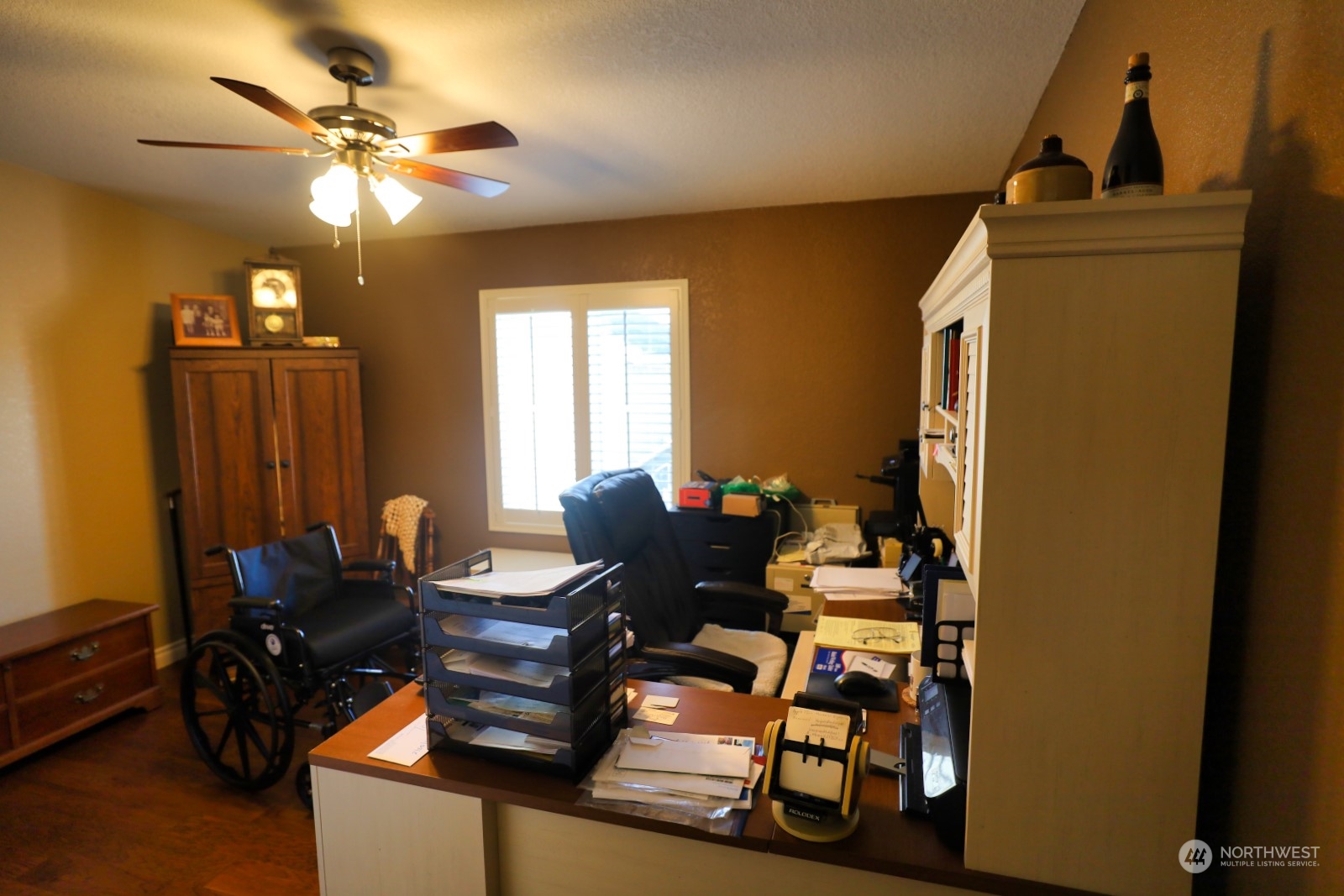 247 Ho Hum Lane Aberdeen, WA 98520 - Photo 18 of 24 a room with furniture a chandelier and a window