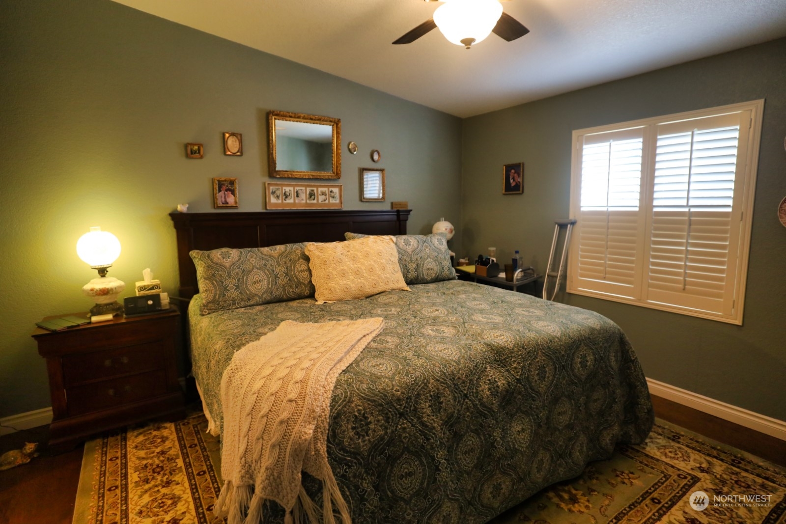 247 Ho Hum Lane Aberdeen, WA 98520 - Photo 6 of 24 a bedroom with a bed and a lamp