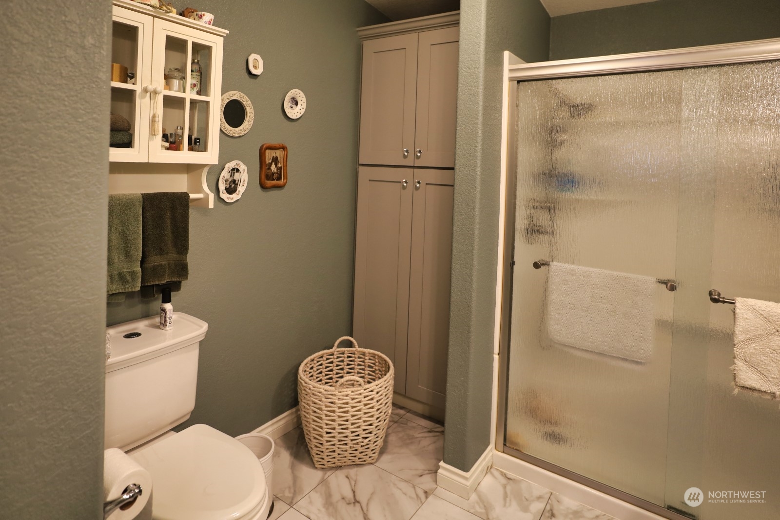 247 Ho Hum Lane Aberdeen, WA 98520 - Photo 8 of 24 a bathroom with a toilet and a shower