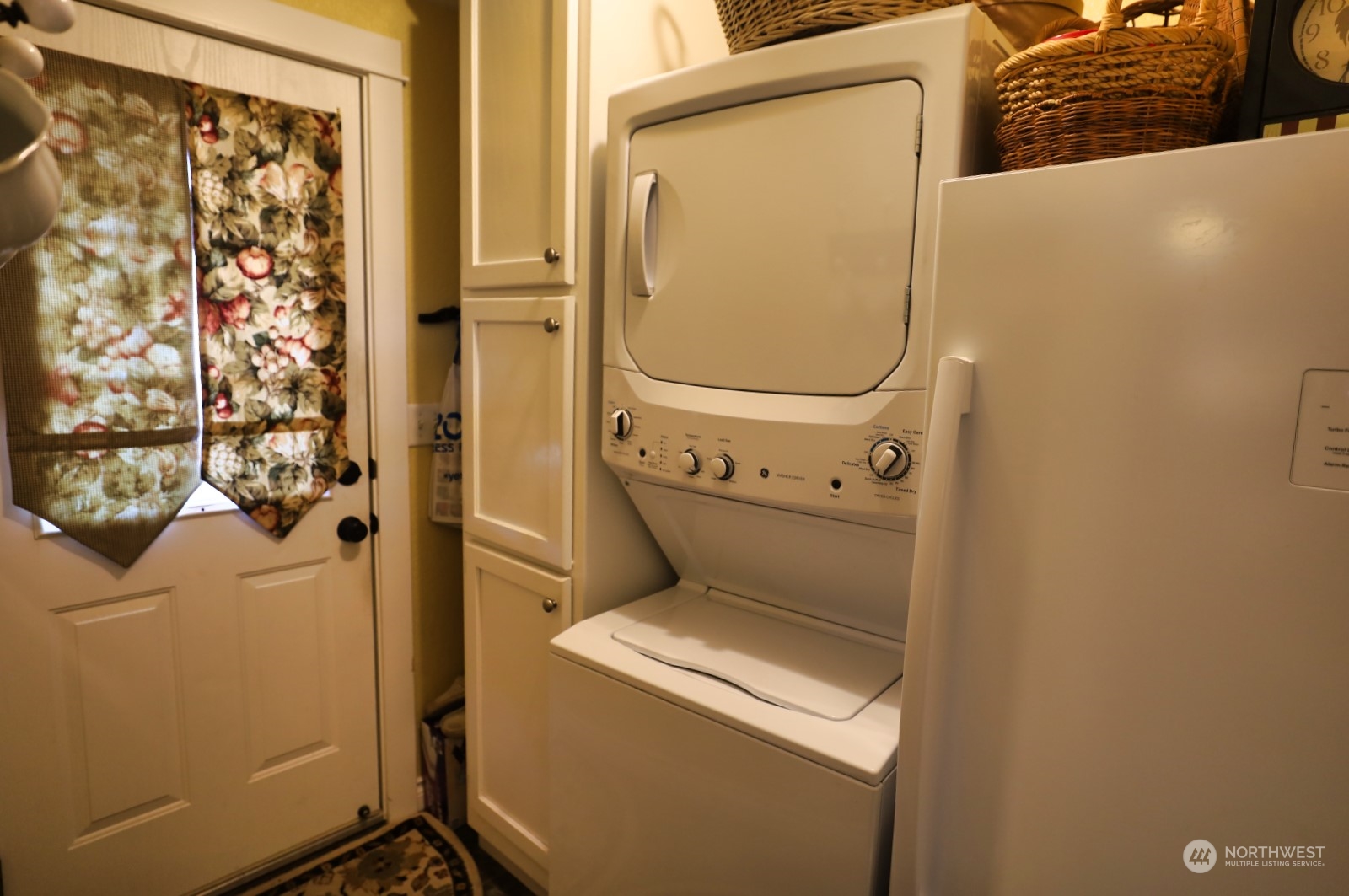247 Ho Hum Lane Aberdeen, WA 98520 - Photo 9 of 24 a utility room with dryer and washer