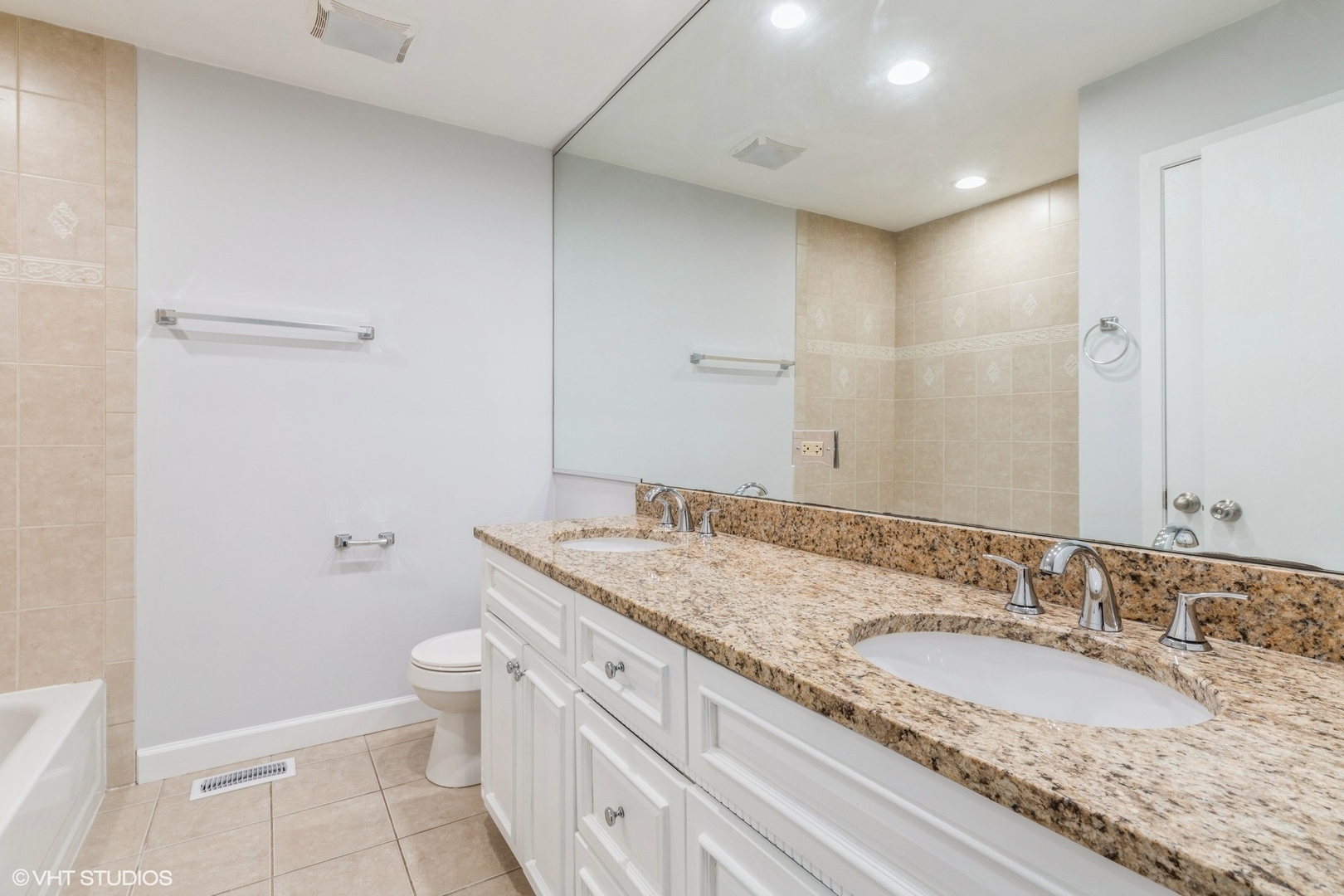 1611 Winnetka Road, Unit 1611 Glenview, IL 60025 - Photo 17 of 23 Gallery Image 17