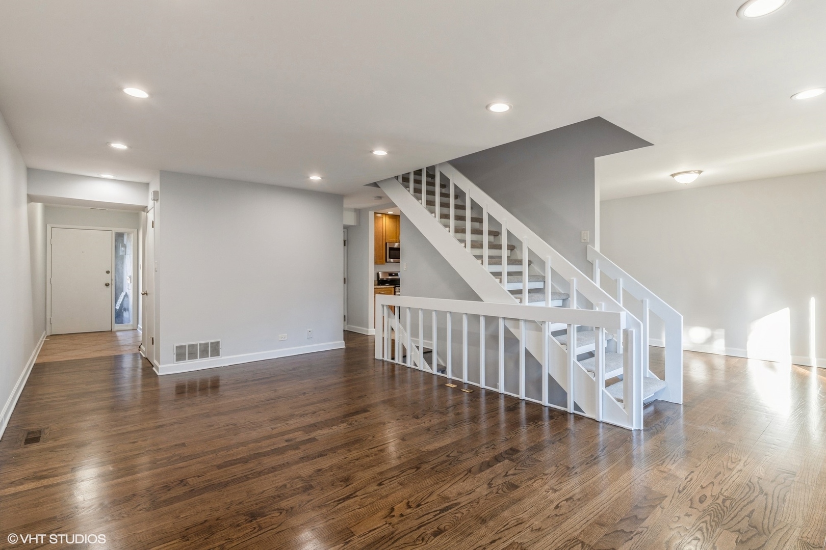 1611 Winnetka Road, Unit 1611 Glenview, IL 60025 - Photo 4 of 23 Gallery Image 4